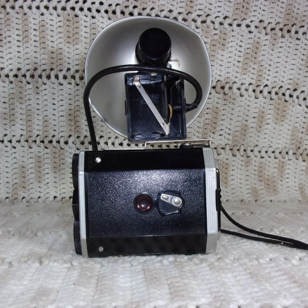 VINTAGE EASTMAN KODAK BROWNIE REFLEX SYNCHRO MODEL CAMERA WITH FLASH ATTACHMENT